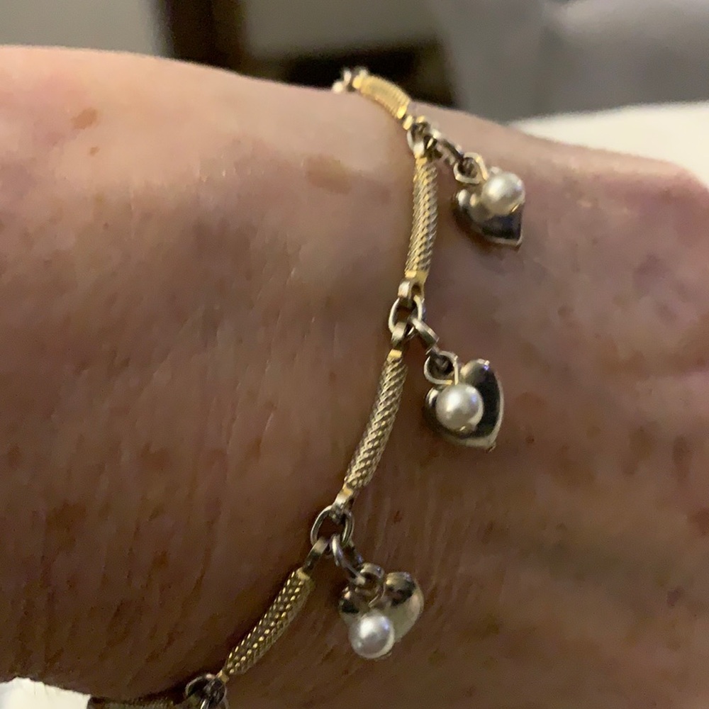 Vintage gold tone bracelet with silver tone shape hearts & tiny pearls size 7.5